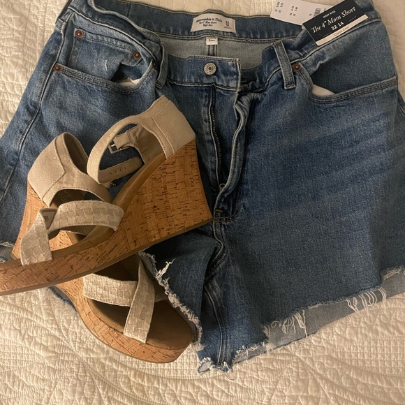 NWT Abercrombie & Fitch | 4” High Rise Mom Short | Curve Love - Picture 1 of 4